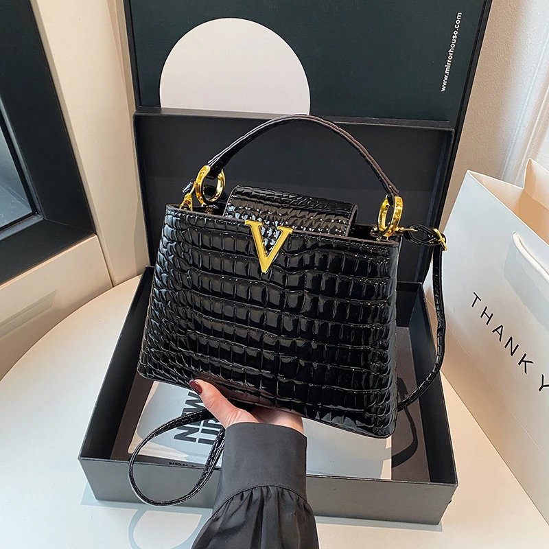 

Popular Women's Messenger Bag Crossbody Handbag Leather Luxury Designer Item For Elegant Daily Carry