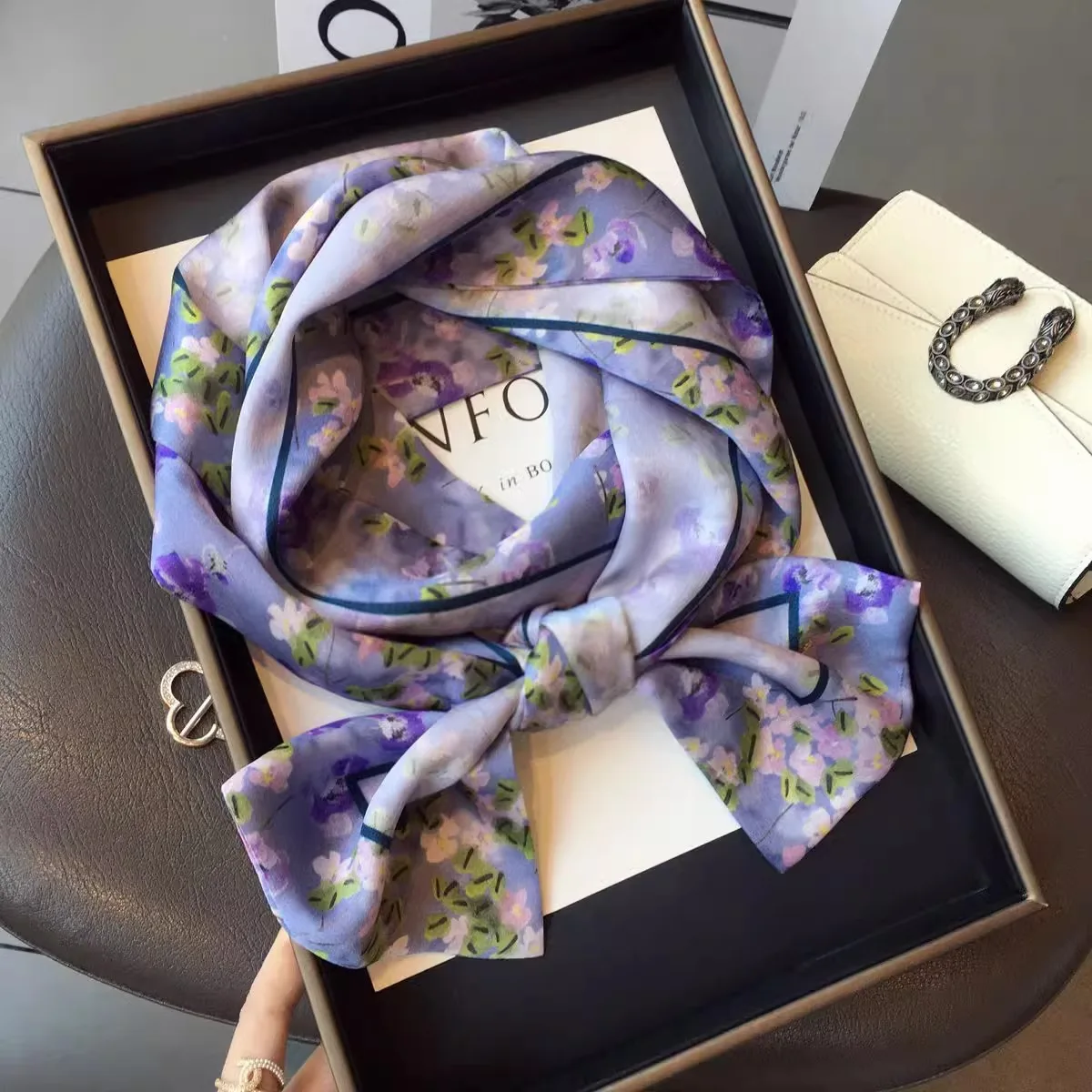 Sciarpa di seta da donna di fascia alta imitazione seta elegante striscia viola sciarpa decorativa versatile a doppio strato a doppia faccia