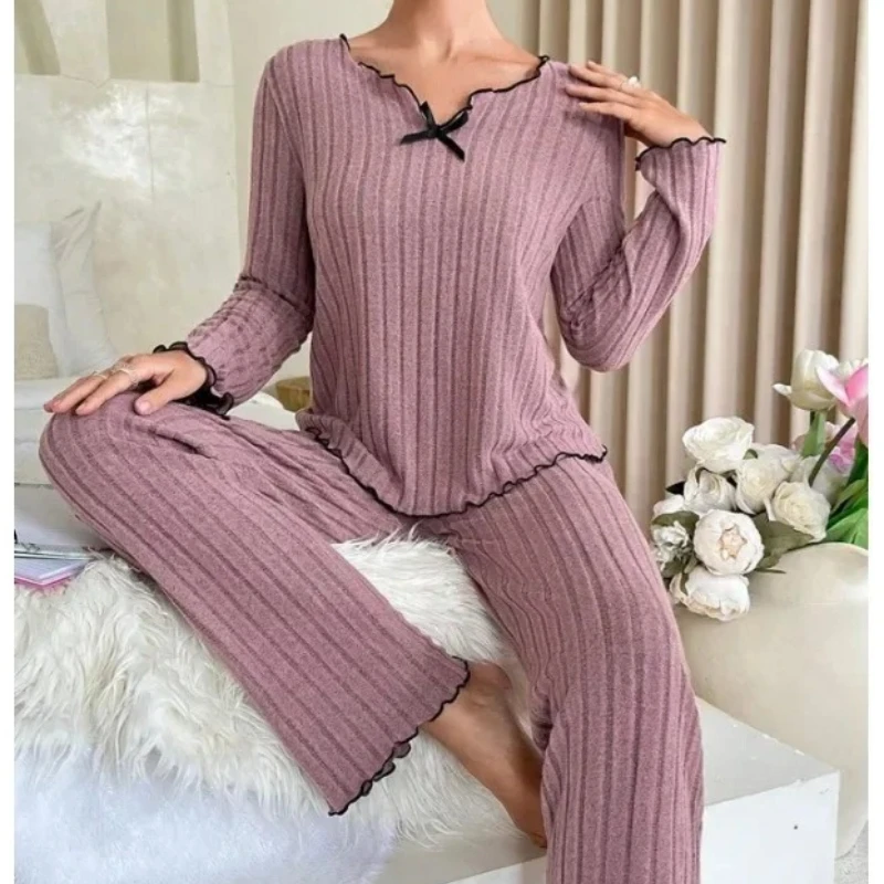 

Женский домашний костюм для сна и отдыха: комфортный комплект из двух предметов с ребристой текстурой – лонгслив и длинные брюки.