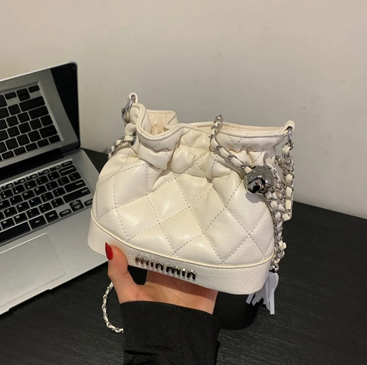 

Новая сумка через плечо с ремешком-цепочкой — маленькая стеганая сумка через плечо с бриллиантами, модная женская сумка-ведро, стильный пригородный аксессуар