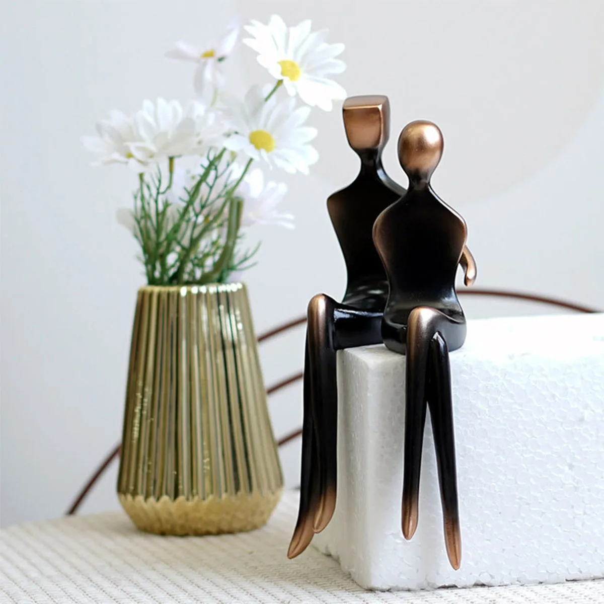 

Resin Couple Sculptures Romantic Gift for Weddings Valentine's Day and Anniversaries Decoration Figurine Statue for Girlfriend