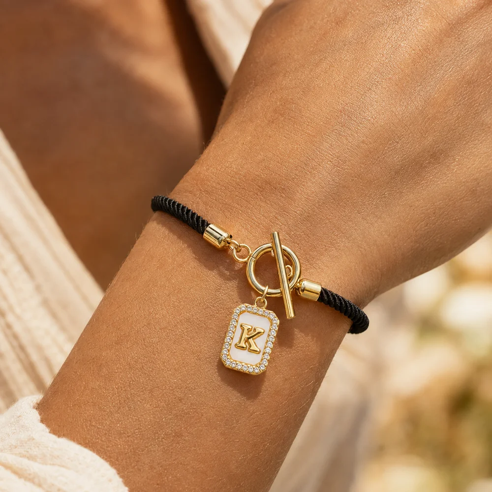 Initial Charm Schwarzes Seilarmband mit vergoldeten Buchstaben und Zirkonia, verstellbares Armband für Damen und Herren – Detail 1