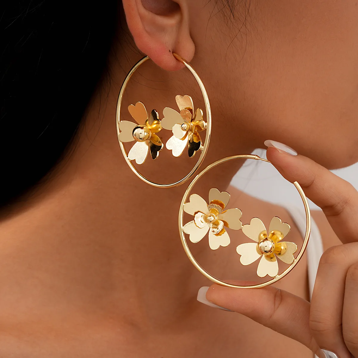 أقراط دائرية كبيرة الحجم مزخرفة بحجر الراين بتصميم زهرة فضية/ذهبية للنساء هدية مجوهرات عصرية للربيع