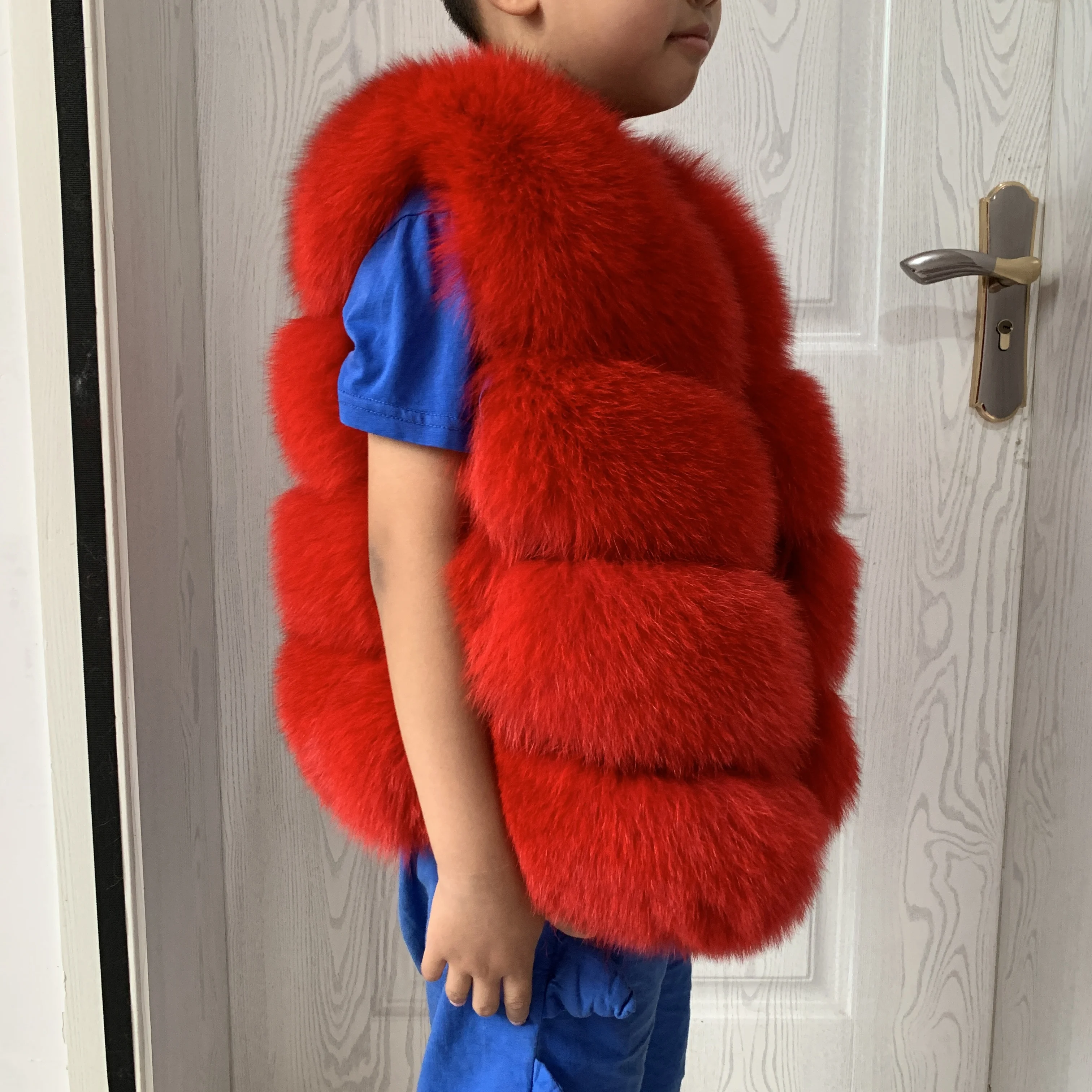 Gilet di pelliccia per bambini per il calore in autunno e inverno. Gilet di pelliccia per ragazza in vera pelliccia di volpe e gilet di pelliccia per ragazzo sono lo stesso stile. Giacca per bambini