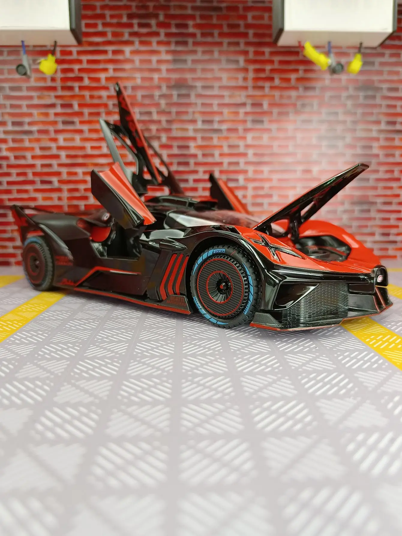 1:24 simulação Bugatti liga modelo de carro ornamentos, portas e capô do motor, porta-malas pode ser aberto, presentes de retorno de som e luz1: 2