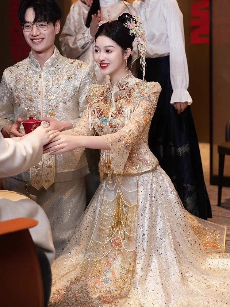 The bride's new Chinese-style wedding dress a luxurious and elaborate