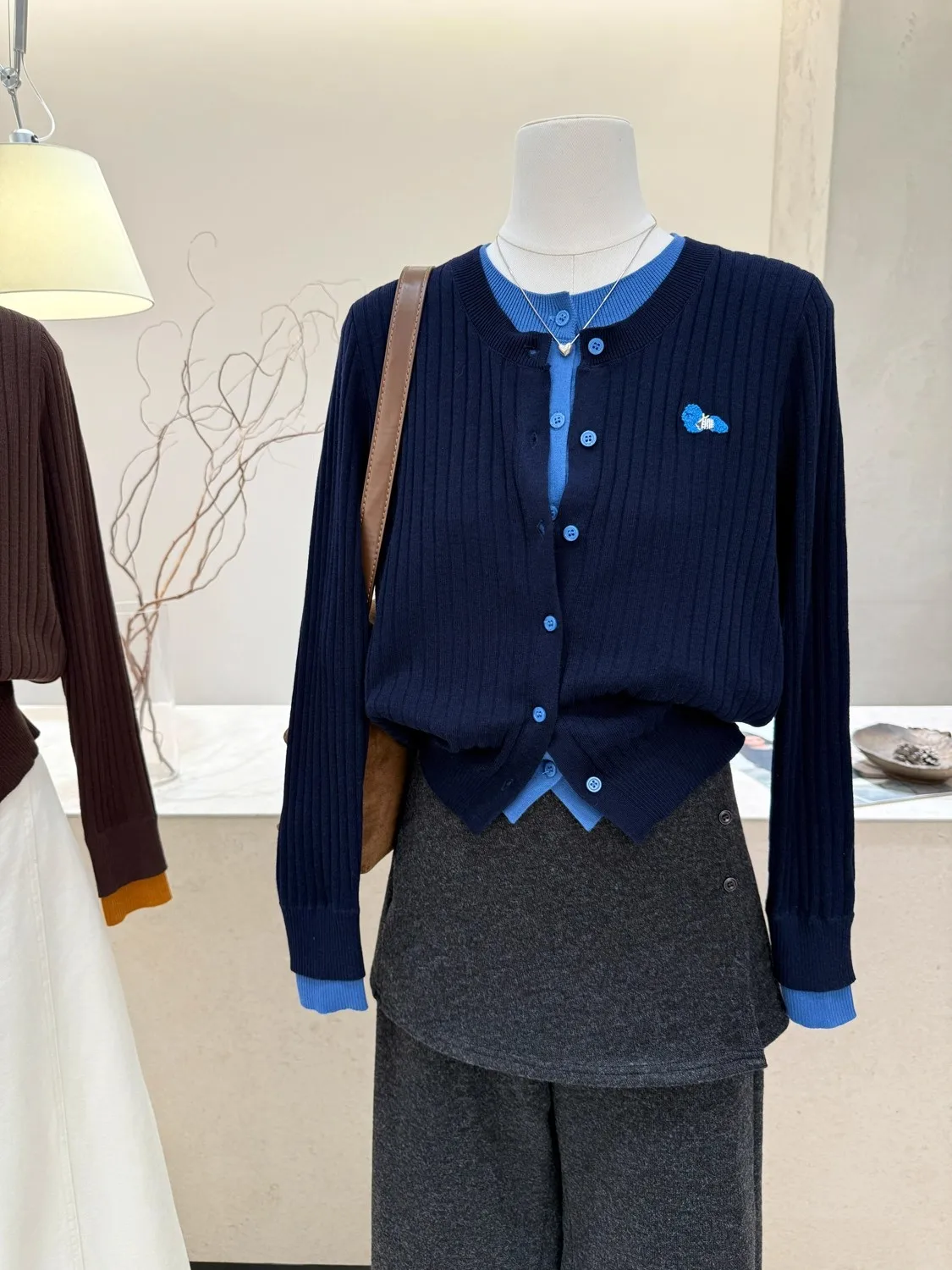 

Корейский стиль: новый женский вязаный кардиган с круглым вырезом, осенне-зимняя коллекция, высококачественная уникальная верхняя одежда, модный, с длинными рукавами, цветной