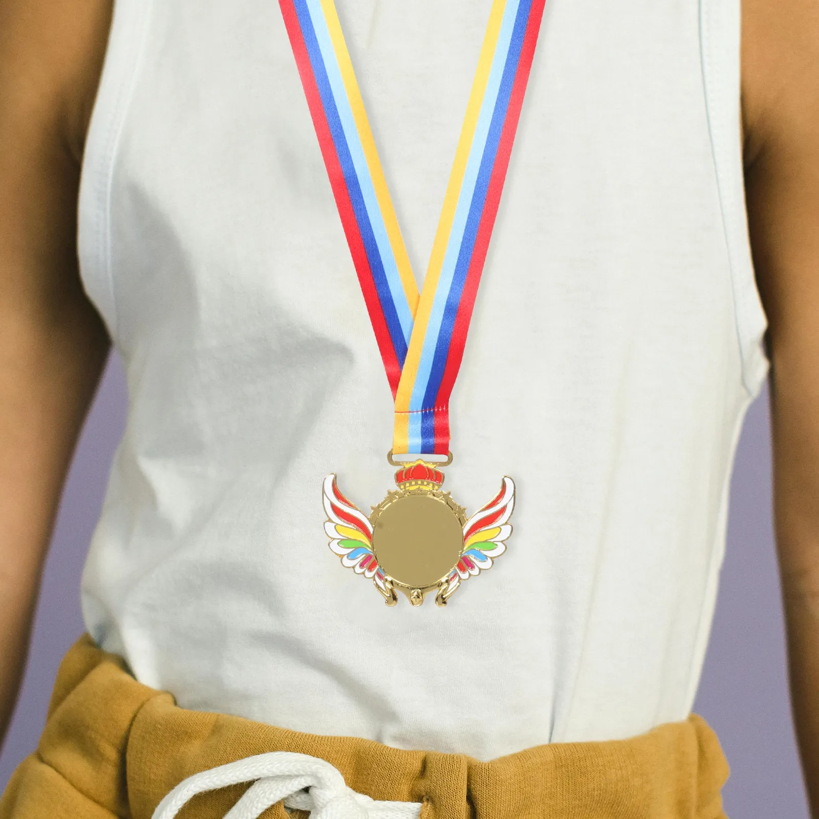 

Пластиковые наградные медали с лентой на шею для поощрения достижений учащихся, идеально подходят для школьных спортивных мероприятий и поощрения в классе.