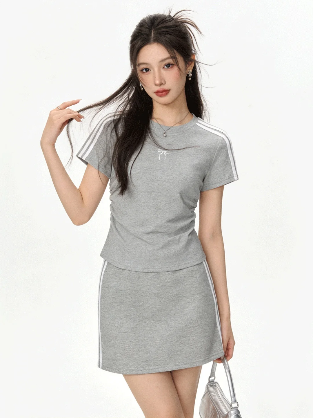 

Комплект из двух предметов: футболка с круглым вырезом в полоску и облегающая юбка с высокой талией, женский модный комплект для весны и лета, стройнящий силуэт.