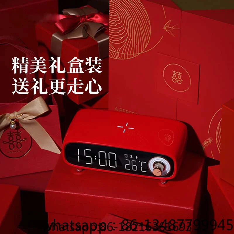 

Small and luxurious wedding room decorations for newlyweds