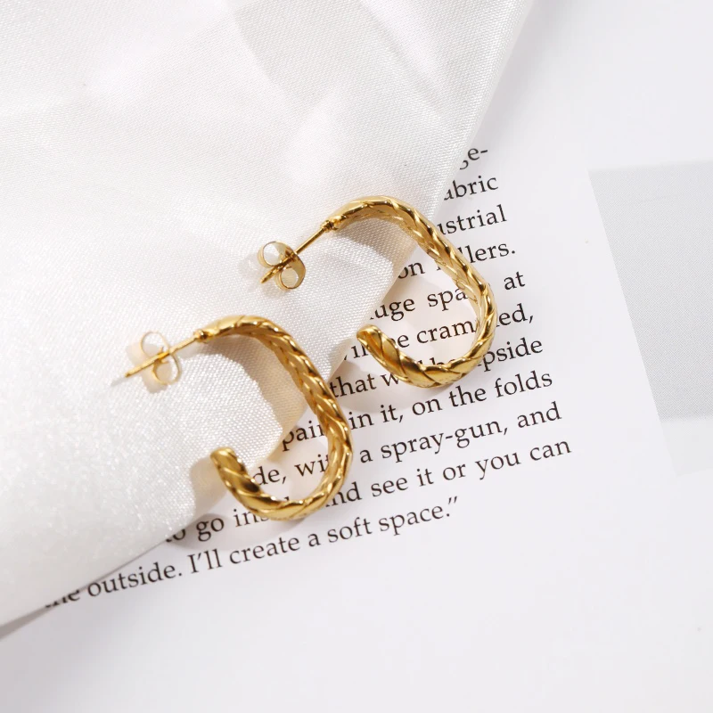 1 piece of stainless steel plated with 18K gold, wheat ear woven C-shaped half-circle stud earrings, vintage heavy-duty twisted half-circle earrings. Suitable for women's vintage light luxury outfits, versatile earrings for commuting and suits. They symbolize peace, prosperity, and good fortune, making them a perfect gift accessory. Suitable for various occasions such as daily gatherings, dates, and travel