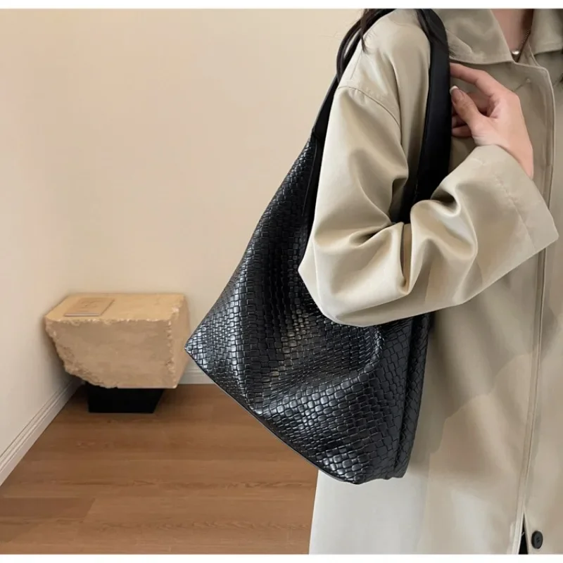 Fashion Trendy Woven Commuting Minimalist Tote Shoulder Bag Niche Design Underarm Shoulder Bag Large Capacity Shoulder Bag