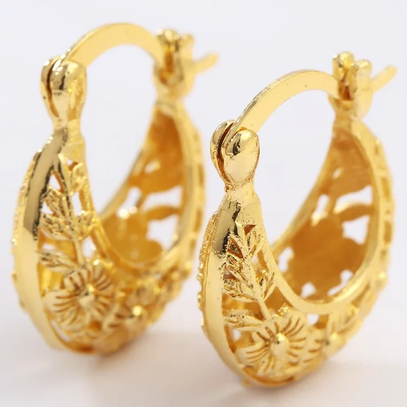 Vintage Simple Geometric Earring Small Circle Hollow Hoop Earrings for Women Golden Color Shiny Fashion Jewelry Wedding Party