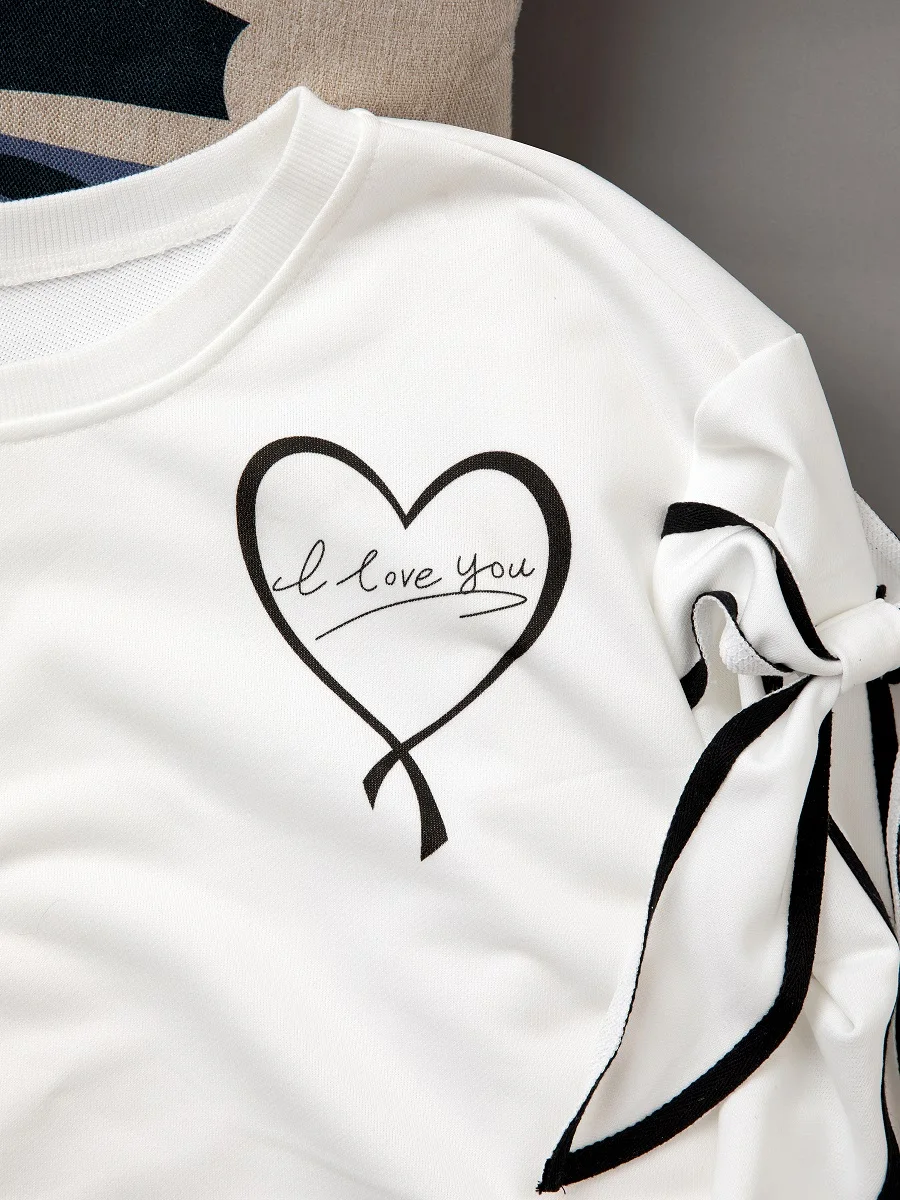 سترة خريف/شتاء بأكمام طويلة معقودة ومزينة بحروف الصدر وطباعة الحب ورقبة دائرية