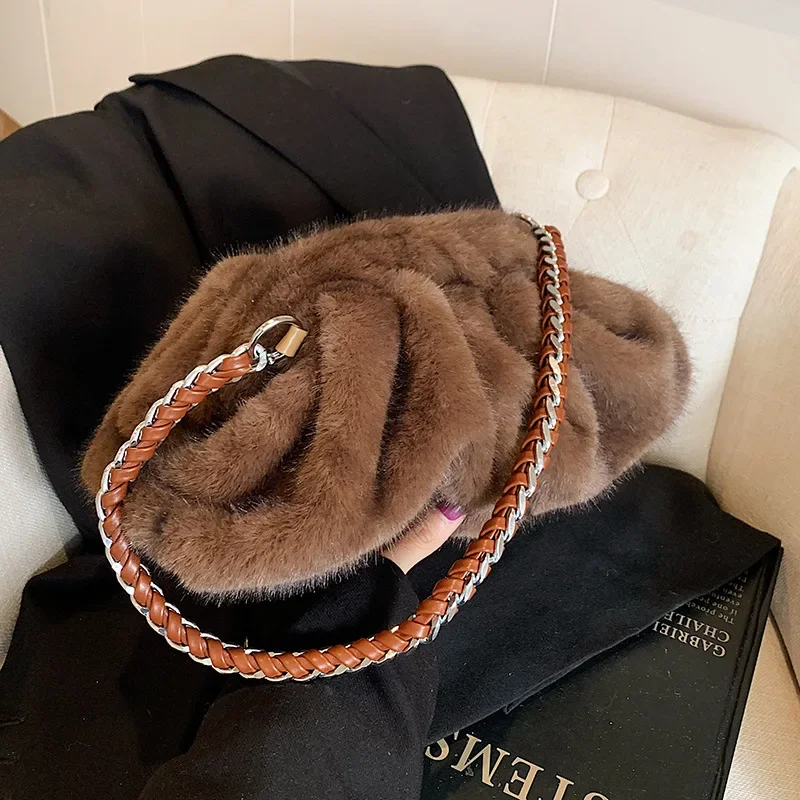 Jesienno-zimowa popularna moda plisowana pluszowa torba na ramię w kształcie chmurki wersja koreańska niszowa wszechstronna damska torba na ramię dojeżdżająca do pracy