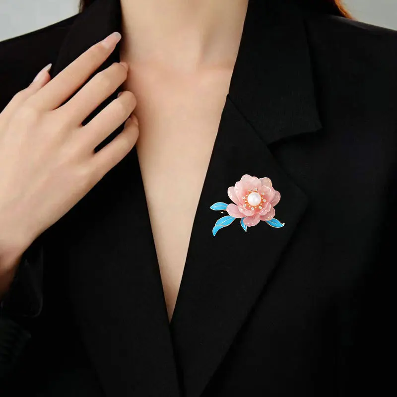 The "Fu GUI Hua" brooch for women features a design sense. It is a Hanfu coat paired with a classical brooch