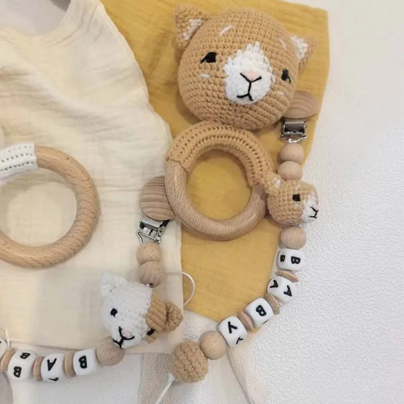 ของเล่นเด็กอ่อน ตุ๊กตาผ้าฝ้ายนุ่ม พร้อมสายคล้องจุกนม  รูปแมวถักโครเชต์  ของขวัญสำหรับเด็กแรกเกิด  สำหรับเด็กผู้ชายและเด็กผู้หญิง  ตุ๊กตานอนหลับ  ของเล่นเสริมพัฒนาการ  ชื่อสั่งทำได้