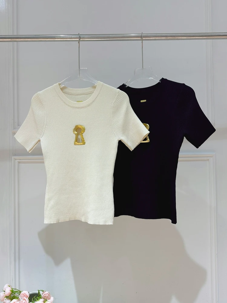 

Женский трикотажный топ с коротким рукавом и круглым вырезом, с металлическим декором в виде замочной скважины, из мягкой ткани, для повседневной носки, весенняя коллекция, одна штука