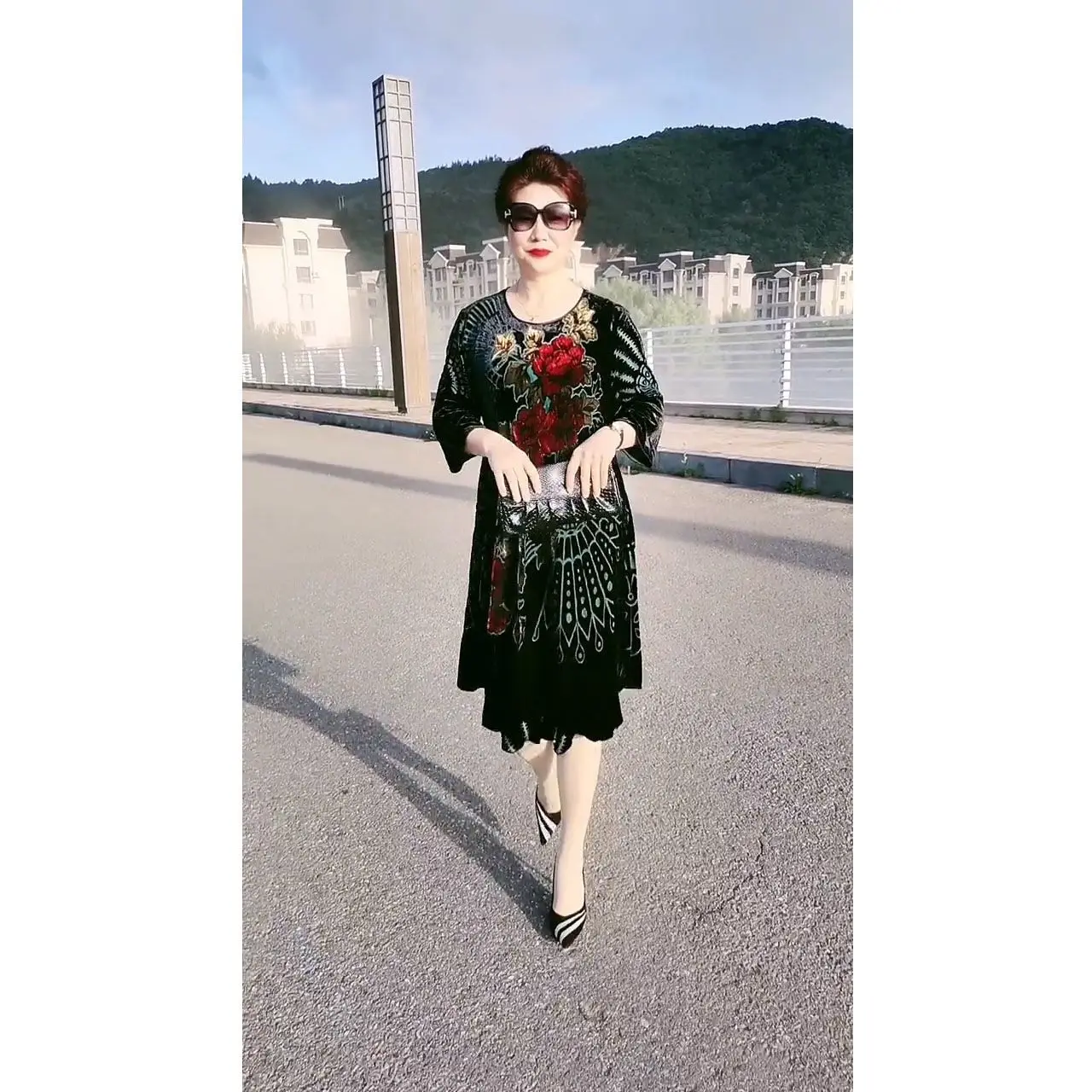 New Summer High-end Rich Wife Retro High-end Fashion Large-size Dress Mother Loose and Slim and Long Style