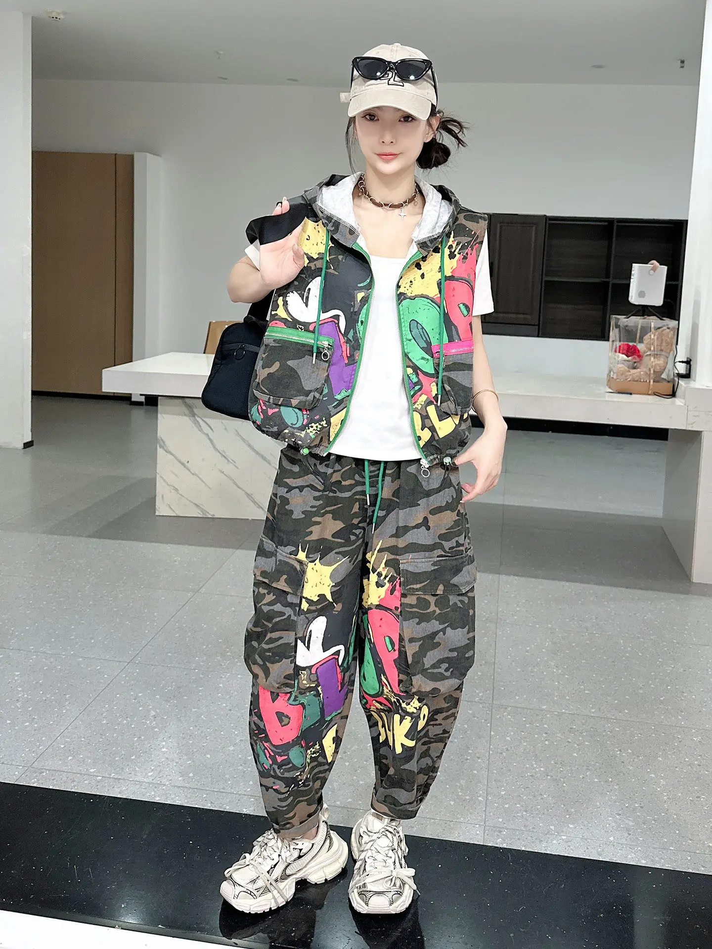 

Camouflage Vest Two Piece Set Women Hip Hop Streetwear Sleeveless Denim Jacket Harem Cargo Pants Casual Outfit Wholesale