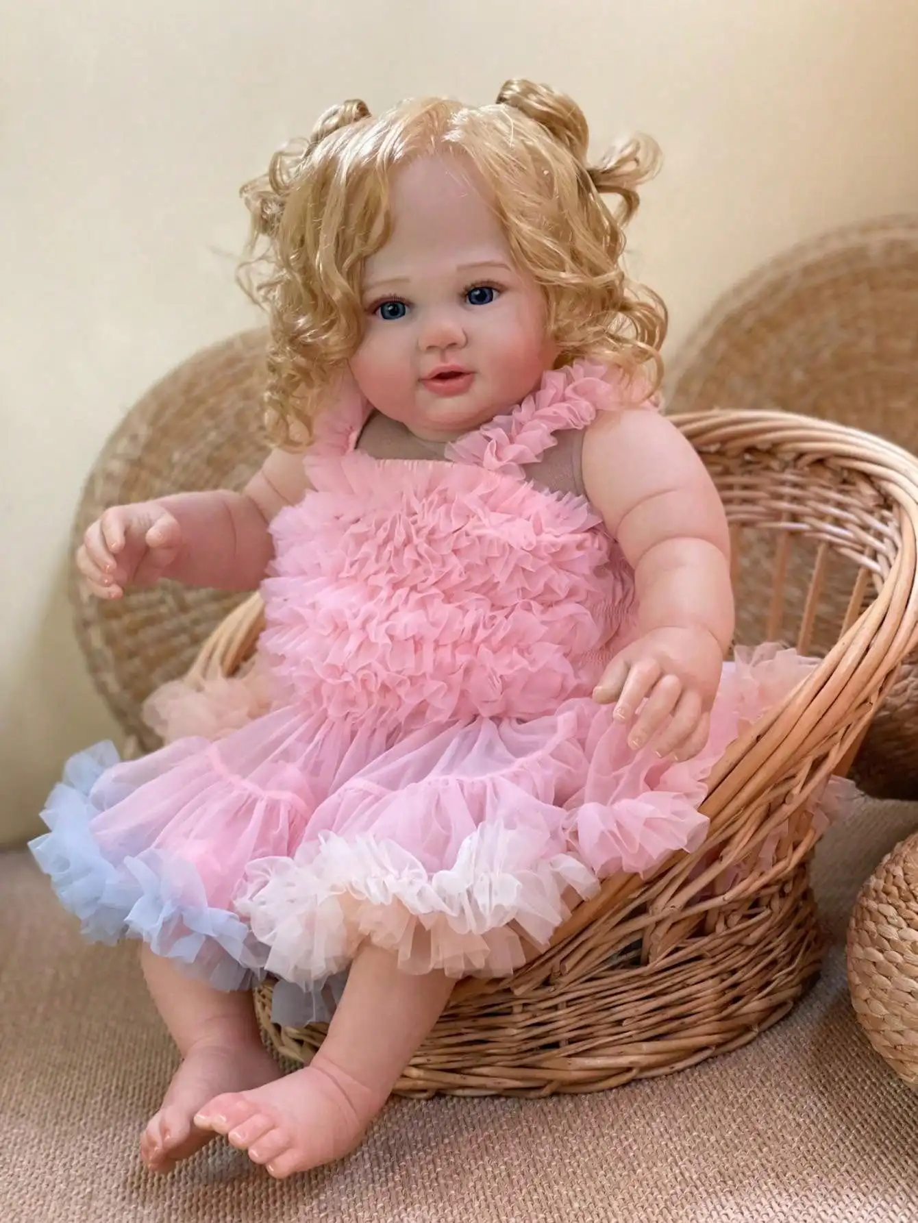 Bambola rinata grande da 25-26 pollici Romae |   Corpo in tessuto coccoloso |   Artista dipinto con tocco morbido e realistico |   Articolo da collezione