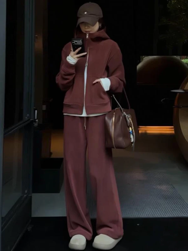 

Весенний комплект 2026: модный спортивный костюм в корейском стиле для женщин — куртка и брюки с широкими штанинами, комплект из двух предметов, омолаживающий образ