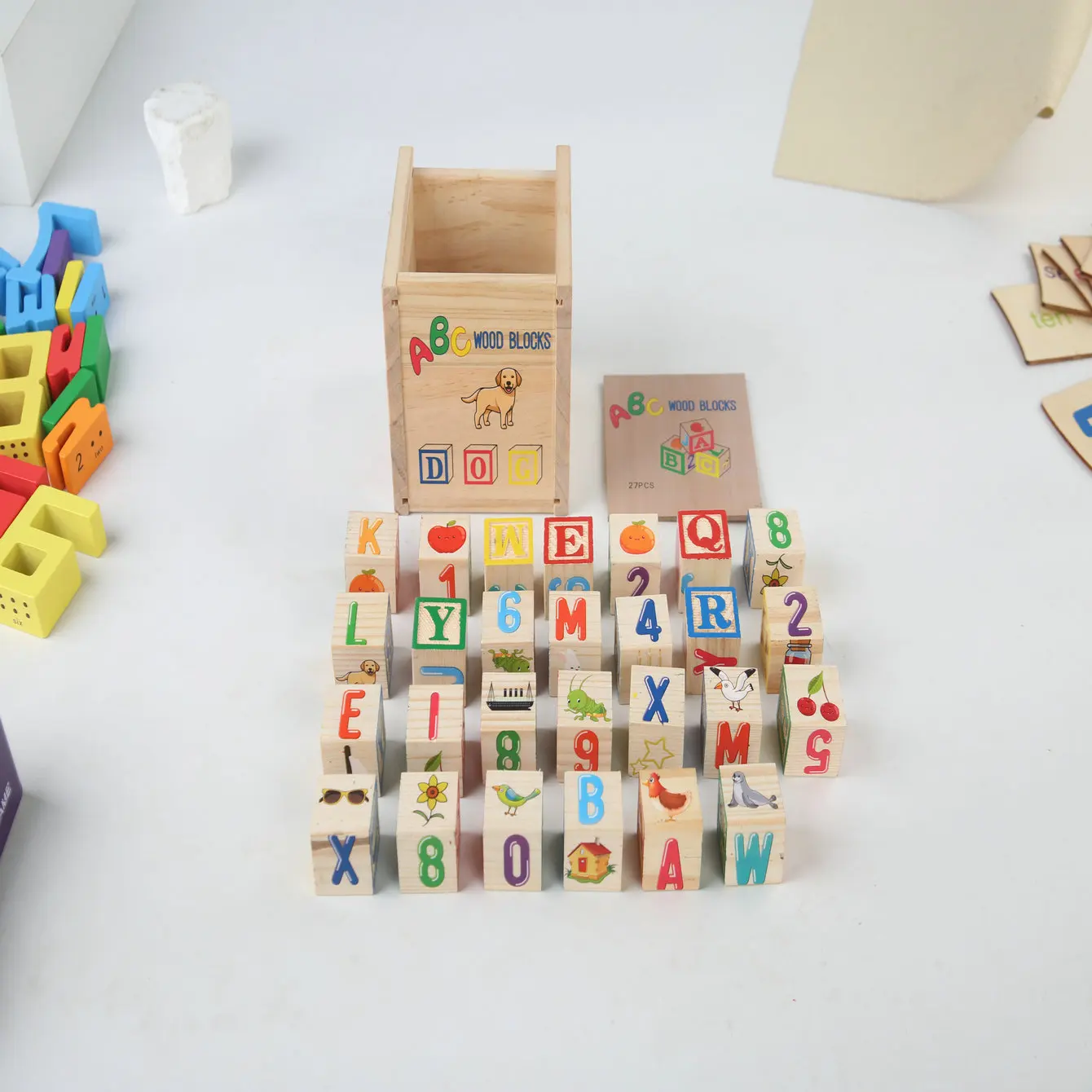 Kinderpuzzelbouwstenen die kinderen kunnen helpen cijfers, letters en verschillende dingen te herkennen