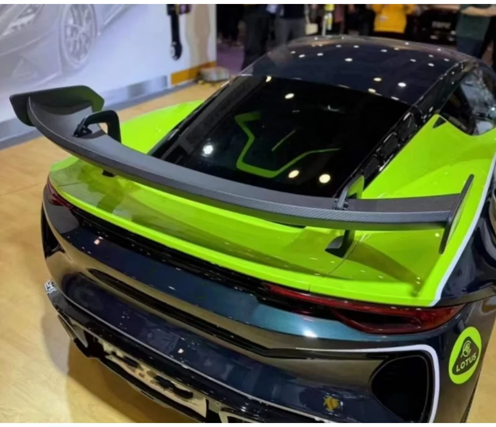 تتميز مجموعة أدوات الجسم الخلفية لوتس إميرا بنسبة 100% من ألياف الكربون الجافة على شكل حرف G وزعانف ذيل #5