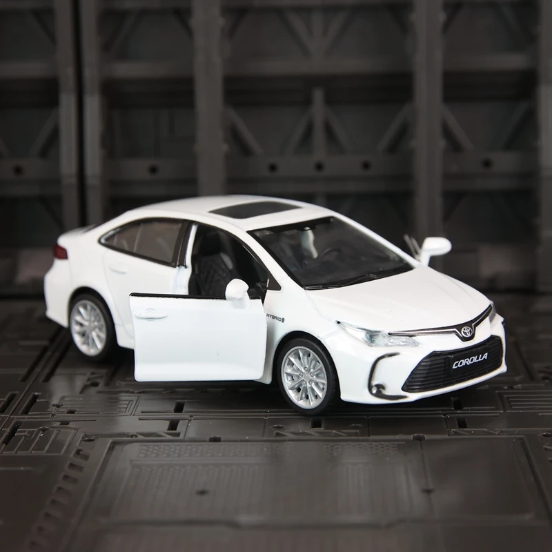 

1: 33 simulation Toyota Corolla alloy car model with doors that can be opened, sound and light feedback, supercar gift