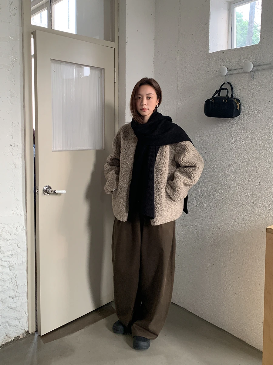 Sixi Home Contract Heil Contract Prosty okrągły kołnierz Skórzany futrzany płaszcz zintegrowany z futrem Damski ciepły top na jesień i zimę