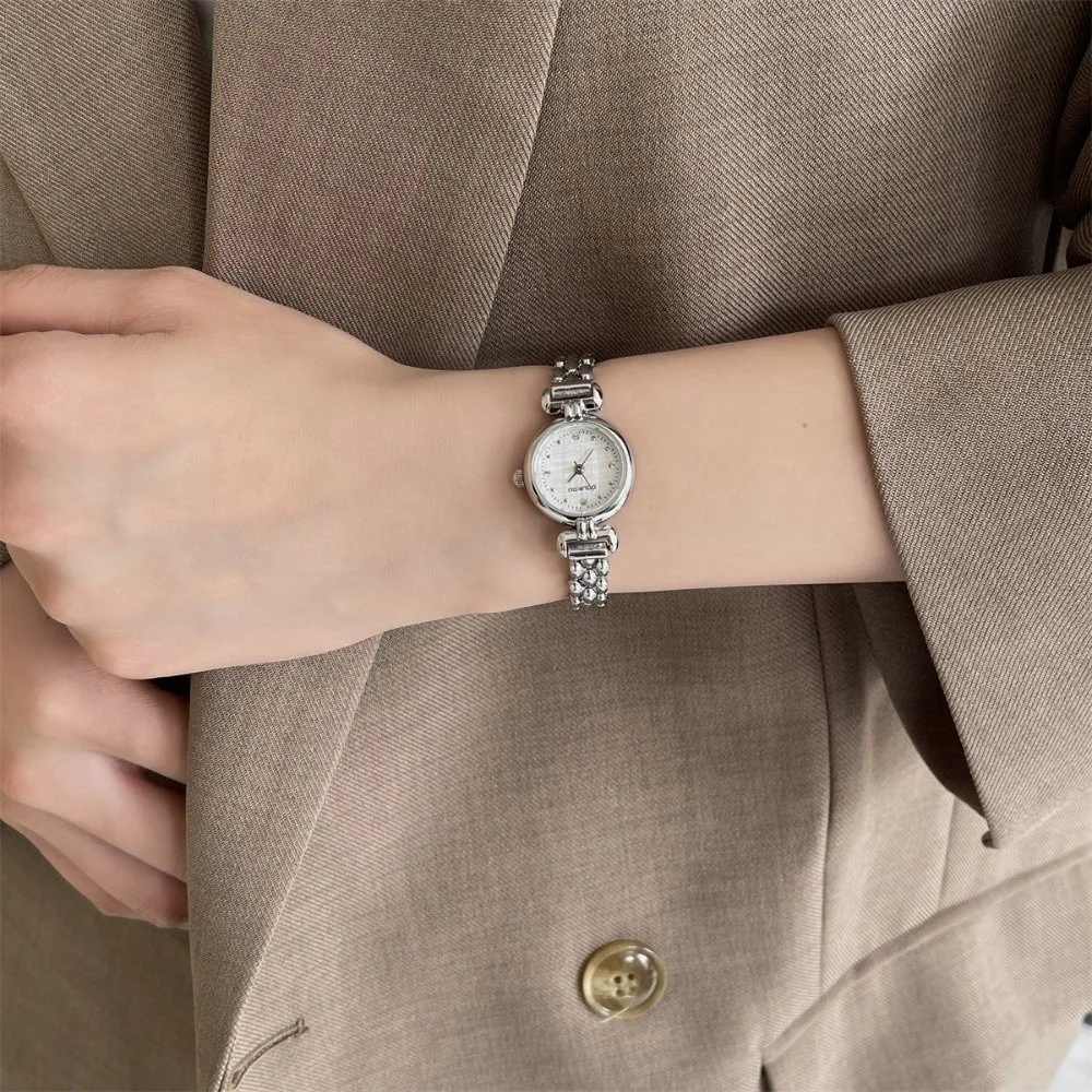 Simple Elegant Luxury Bangle Bracelet Exquisite Retro Wristwatches Round Shape Alloy Quartz Watch Fashion Accessory