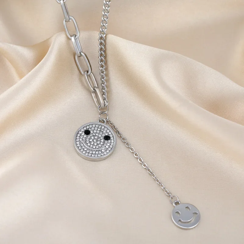 

A multi-purpose smiling face necklace, specially designed for women, a classic tassel mid-chain collarbone necklace