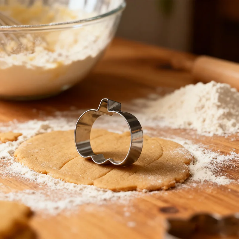 

Stainless Steel DIY Pastry Tools Cookie Cutter Set with Storage Box - Star, Heart, Flower Shapes for Baking, Christmas Cookies