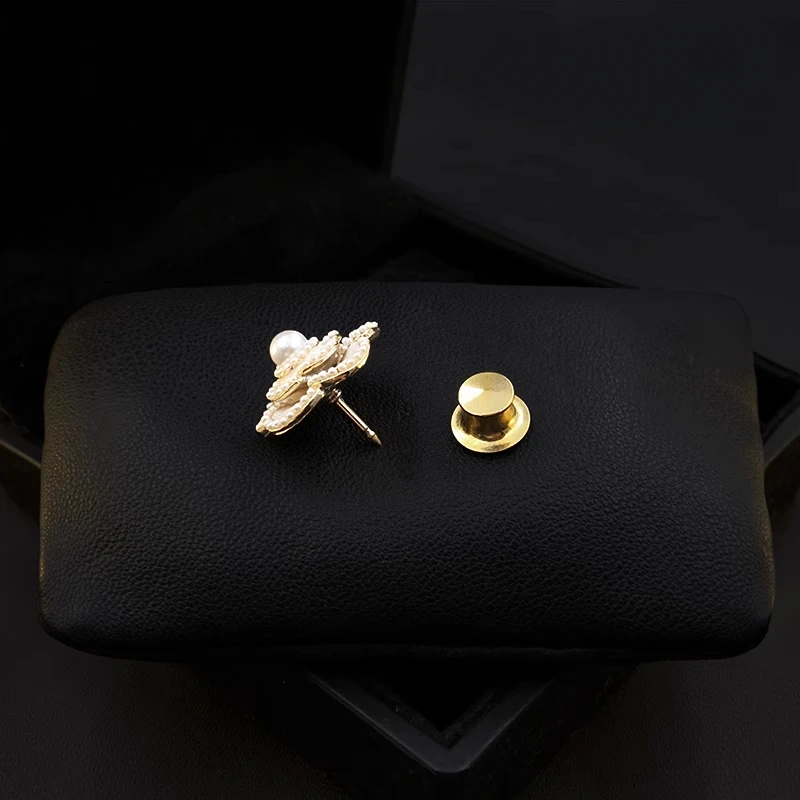 Brooch Five Petal Flower Small Collar Pin for Women Suit Fashion White Pearl Jewelry Clothing Accessories Buckle Gifts 1366