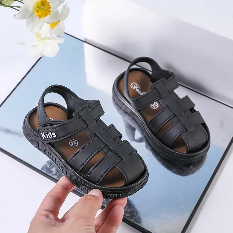 

Детские летние пляжные сандалии, новая повседневная детская обувь с открытыми отверстиями для мальчиков, простые модные школьные сандалии для девочек, универсальные