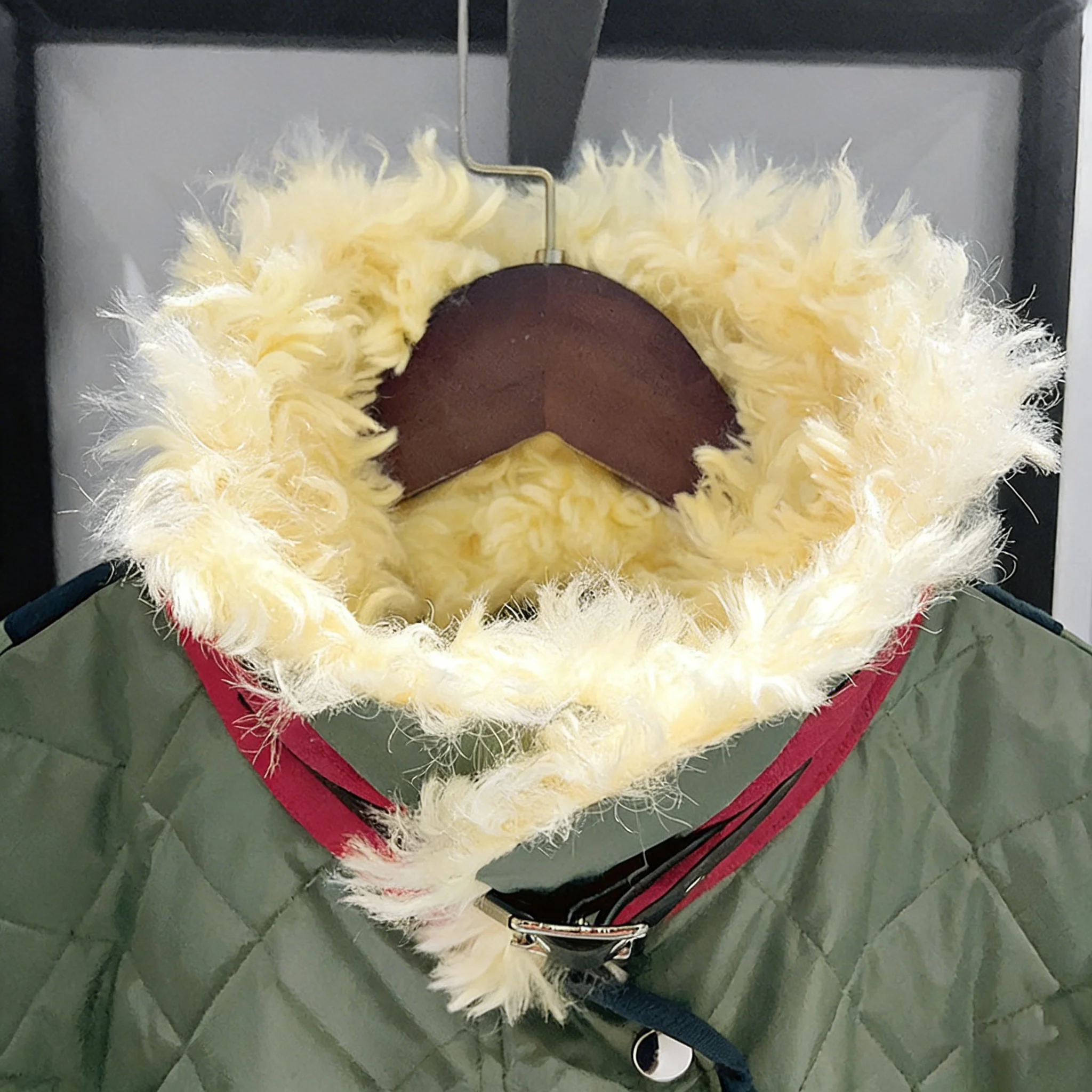 เสื้อแจ็คเก็ตแขนยาวสีเขียวสำหรับฤดูใบไม้ร่วง/ฤดูหนาวปี 2026  ปกขนสัตว์ถอดออกได้  ลายปะติดปะต่อแบบควิลท์ลายเพชร  ทรงหลวม  ผ้าฝ้าย