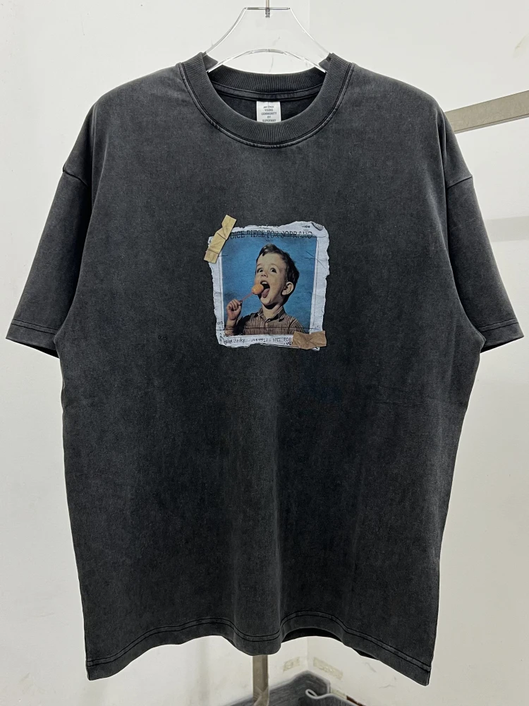 

Ретро-футболка в американском уличном стиле с принтом: портрет детей, которые едят сосиски, эффект потертости, свободный крой, повседневный стиль