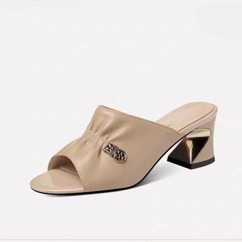 Damen-Sandalen mit offenem Zehenbereich, geometrischem Blockabsatz, plissierte Leder-Slipper, Sommer-Slip-On-Schuhe mit Metalldekor – Detail 5