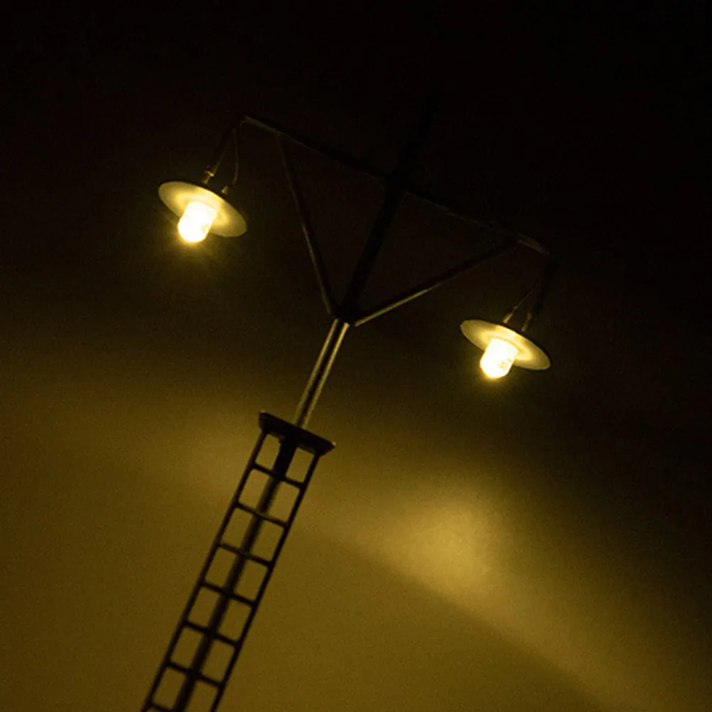 

2 шт. миниатюрных имитационных ламп для железной дороги, безопасный материал, декоративное освещение для мини-домиков, аксессуары для сцен с песочными столами