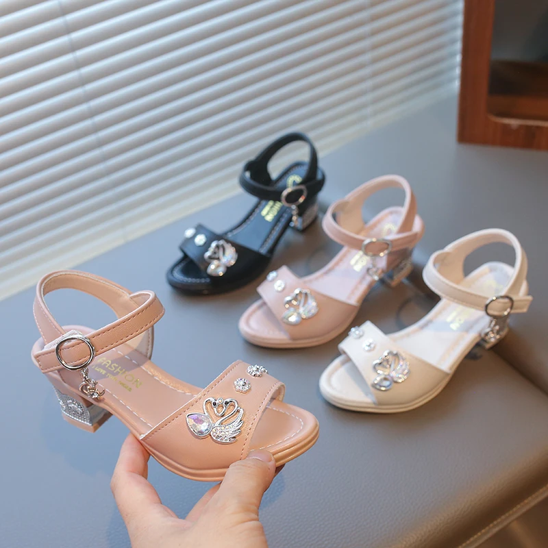 

Кожаные сандалии с блестящими стразами и цветами для девочек, новинка 2023 года, летние сандалии с ремешками для малышей, обувь на высоком каблуке на мягкой подошве в стиле принцессы