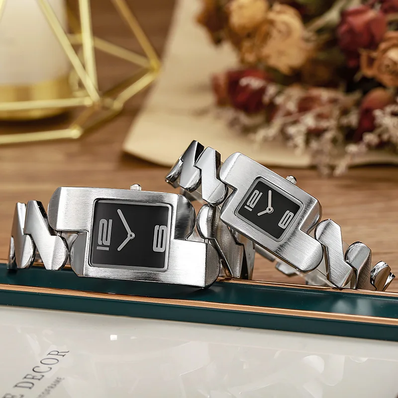 Fashionable, Classic and Retro Square Couple Quartz Bracelet Watch, Elegant, Light Luxury and Fashionable, Golden Classic Vintag