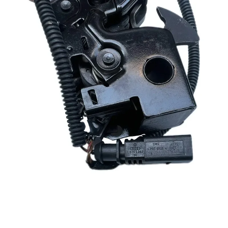 Spotlight   Suitable for Volkswagen Lavida Front Hood Engine Hood Lock Lower Part OE Number 18D 823 509 a