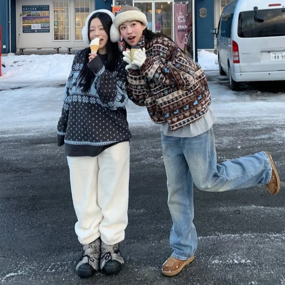 Kurtka damska zimowa z kapturem, retro chic, wzór w serca w stylu Fair Isle, ocieplana kołnierzem z imitacji futra.