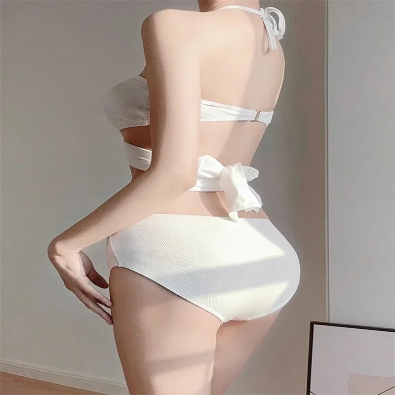 2025 Costume da bagno da donna con cinturino bianco Costume da bagno bikini sexy per ragazza calda da donna a tre punti per le vacanze primaverili