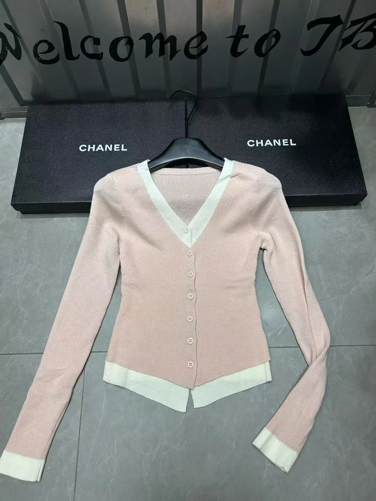 

Loose V-Neck Patchwork Sweater Women's Long Sleeve Korean Version Brand Casual Loose Feeling Top Fake Two-Pieces Cardigan C247