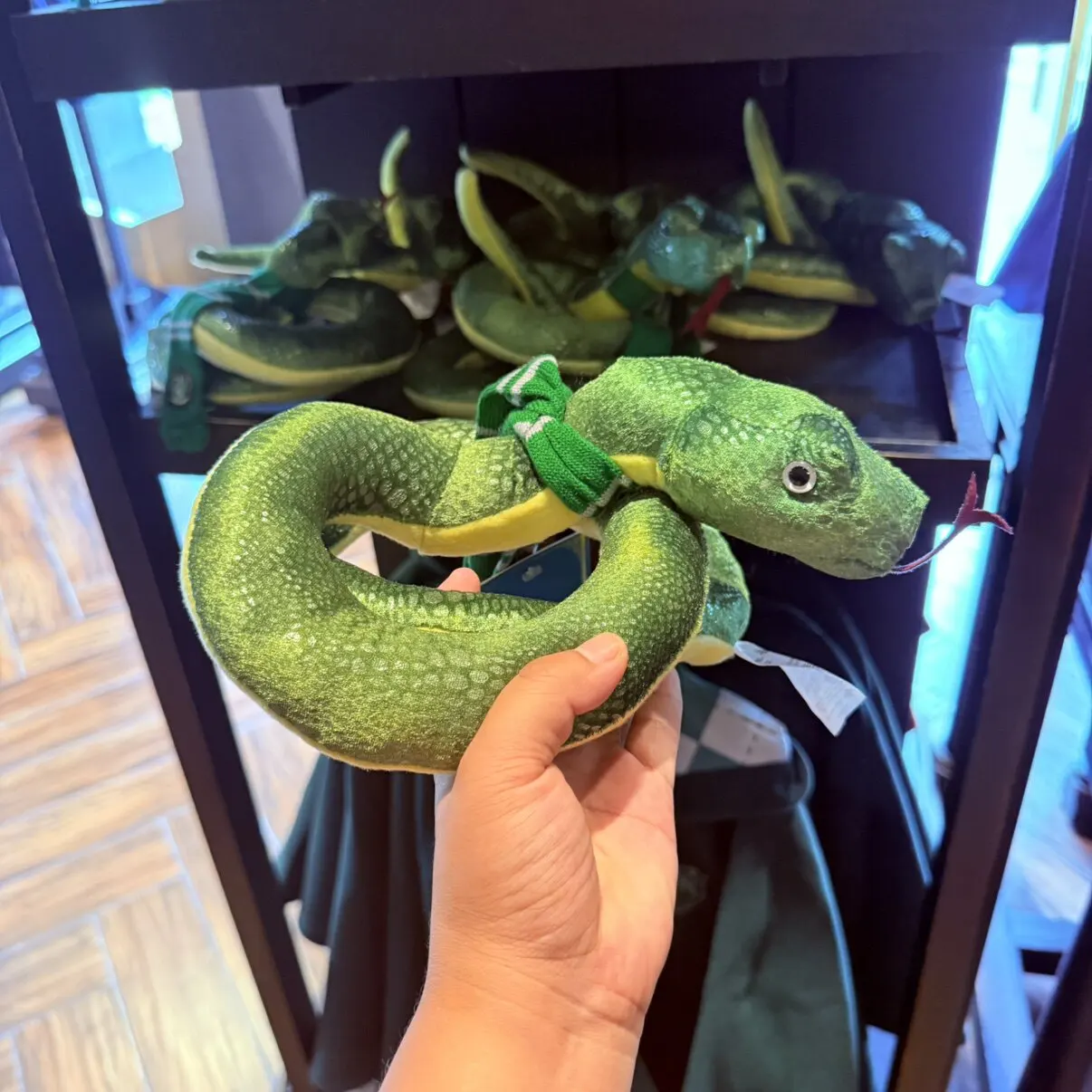 

Плюшевая игрушка-маскот змея из дома Слизерин от Universal Studios - коллекционный сувенир и подарок на день рождения