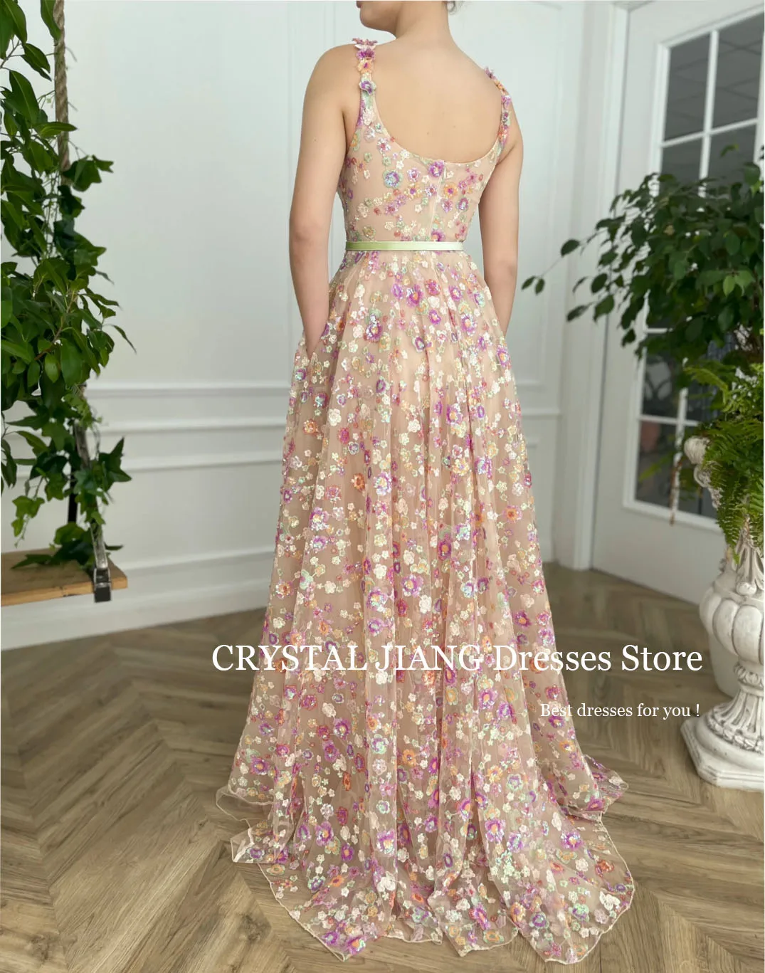 Robe de Rhlongue à encolure dégagée avec fleurs brodées, tulle à paillettes, ligne fibrA, longueur au sol