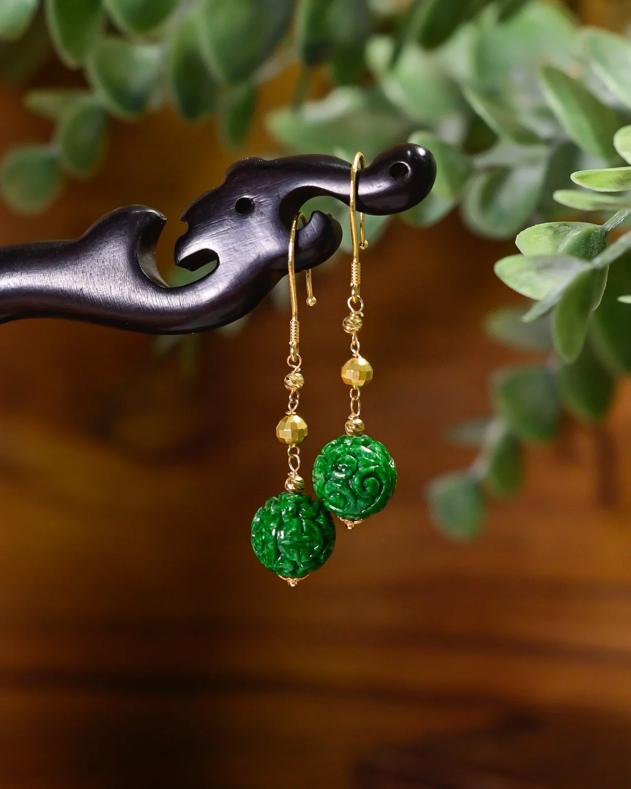 

Серьги из натурального нефрита класса А, интенсивное зеленое золото 18 карат, сухие зеленые резные капли из бисера, легкие роскошные ювелирные изделия в китайском стиле