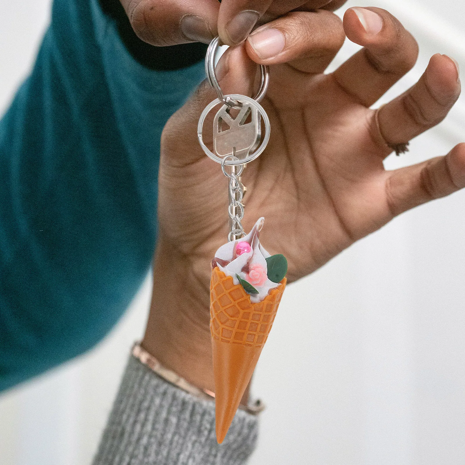 

4pcs Simulated Ice Cream Cone Keychain Shallow Brown Crispy Waffle Cherry Pearl Decorative Pendant for Kids Bag Car Rings