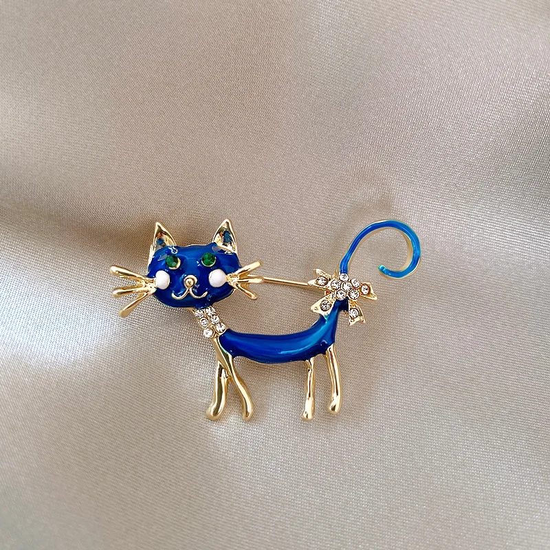 New Cute Blue Cat Brooch Korean Rhinestone Brooches For Women Gold Color Alloy Animal Pins Fashion Crystal Corsage Accessories